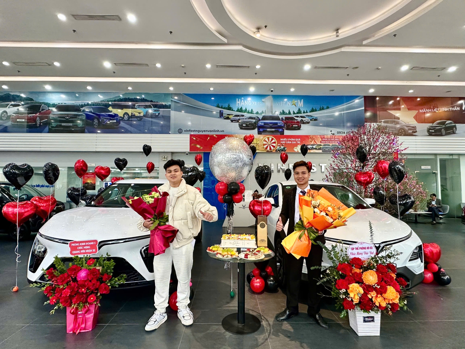 Đội ngũ Sales VinFast Nguyễn Văn Linh li&ecirc;n tục tậu xe cuối năm 