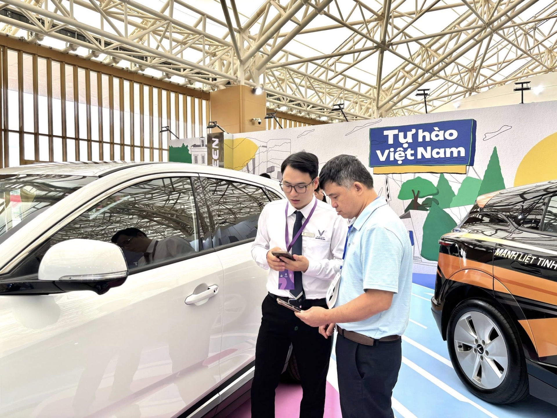 Khách hàng đang được tư vấn về các dòng xe VinFast