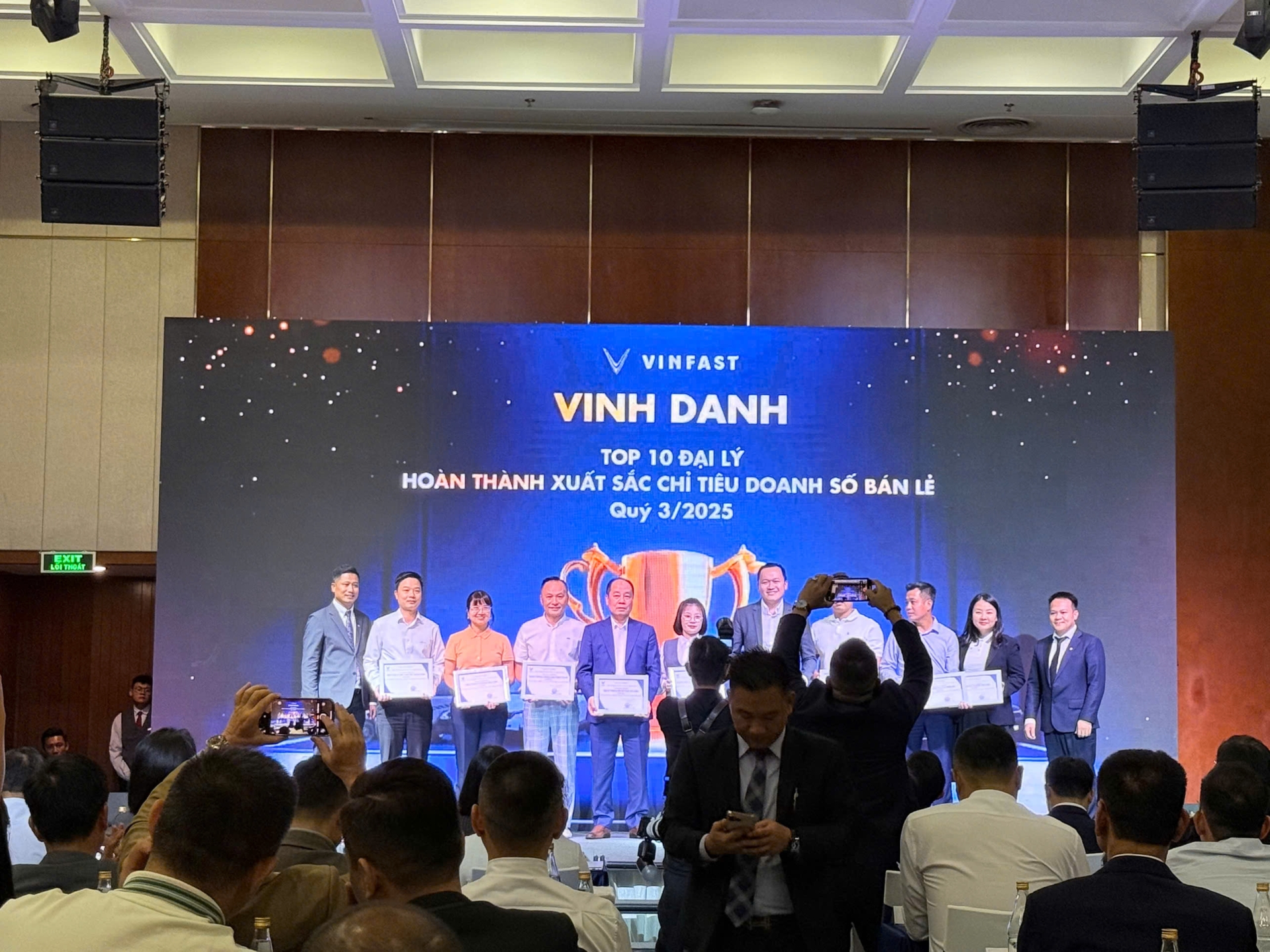 VinFast Nguyễn Văn Linh đạt giải thưởng TOP 10 đại lý bán lẻ xuất sắc nhất quý III/2025