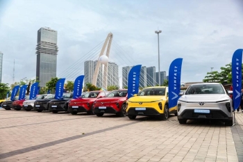 VINFAST LẬP THÊM KỶ LỤC MỚI - BÀN GIAO HƠN 20.000 Ô TÔ TRONG THÁNG 10/2025